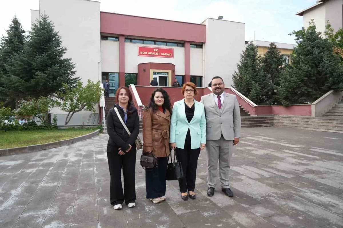 Davayı sürecin başından itibaren takip eden UCİM Saadet Öğretmen Çocuk İstismarı ile Mücadele Derneği temsilcileri ve gö