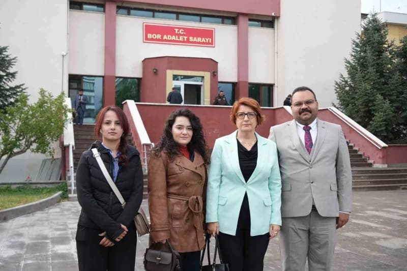Davayı sürecin başından itibaren takip eden UCİM Saadet Öğretmen Çocuk İstismarı ile Mücadele Derneği temsilcileri ve gö