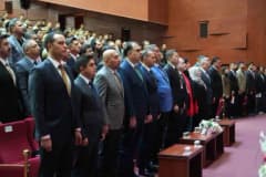 Niğde’de COP31 simülasyonu kapsamında düzenlenen etkinlikte konuşmacılar ve katılımcılar yer alıyor