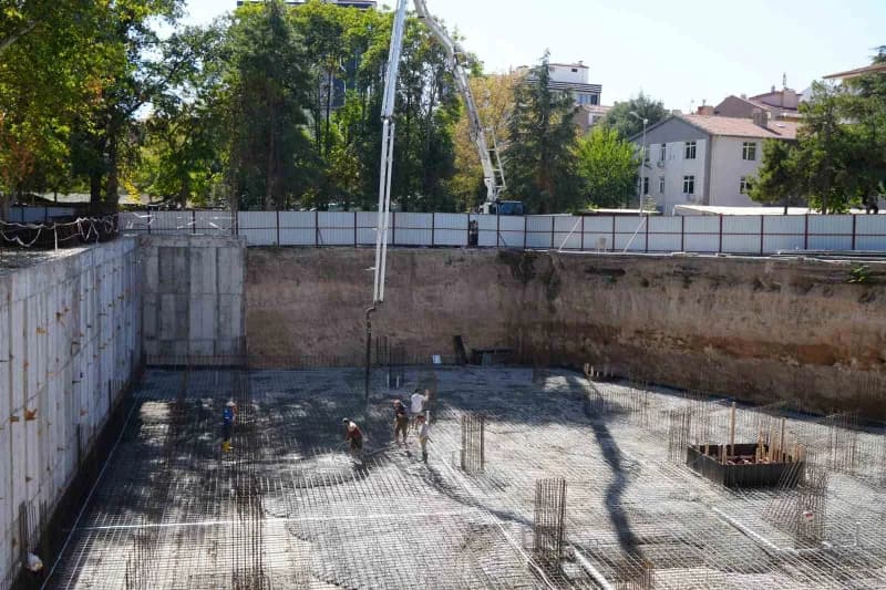 Niğde Belediyesi tarafından hayata geçirilen Dışarı Cami otoparkı ve peyzaj projesinin temeli düzenlenen törenle atıldı.