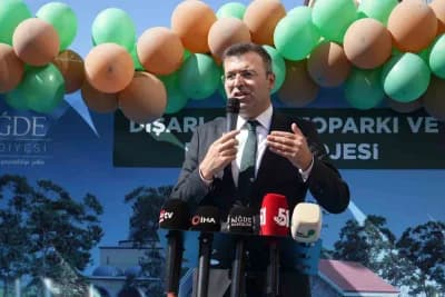Niğde’de Dışarı Camii çevresinde otopark ve peyzaj projesinin temel atma töreninden görüntü