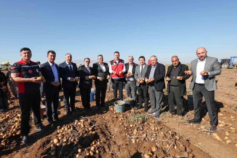 Konaklı beldesinde düzenlenen hasat programına Niğde Valisi Nedim Akmeşe, İl Tarım ve Orman Müdürü Furkan Mete, Patates