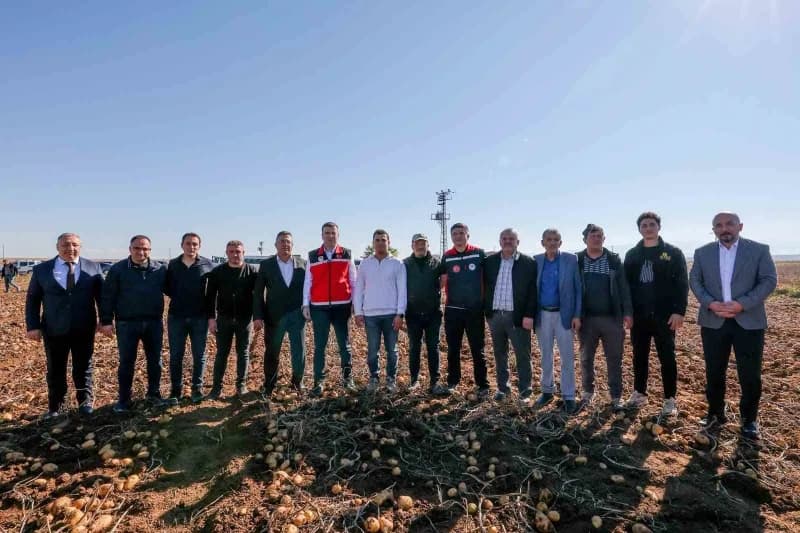 Konaklı beldesinde düzenlenen hasat programına Niğde Valisi Nedim Akmeşe, İl Tarım ve Orman Müdürü Furkan Mete, Patates