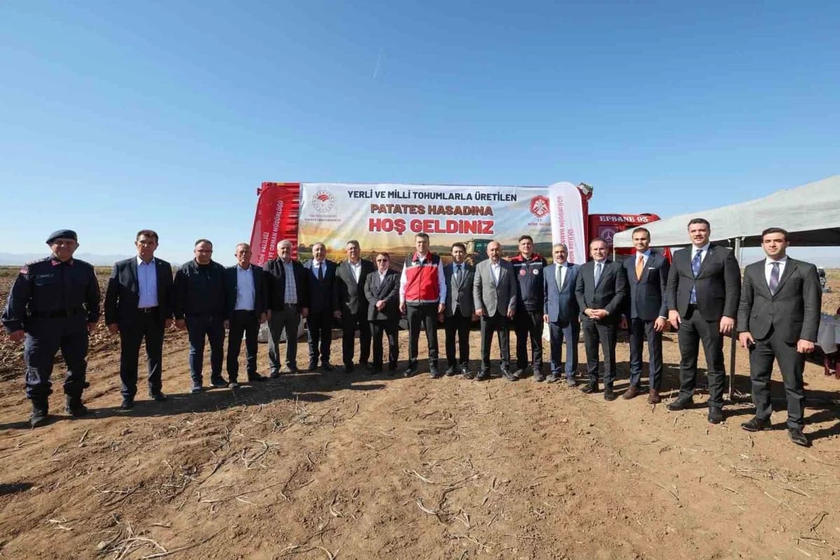 Konaklı beldesinde düzenlenen hasat programına Niğde Valisi Nedim Akmeşe, İl Tarım ve Orman Müdürü Furkan Mete, Patates