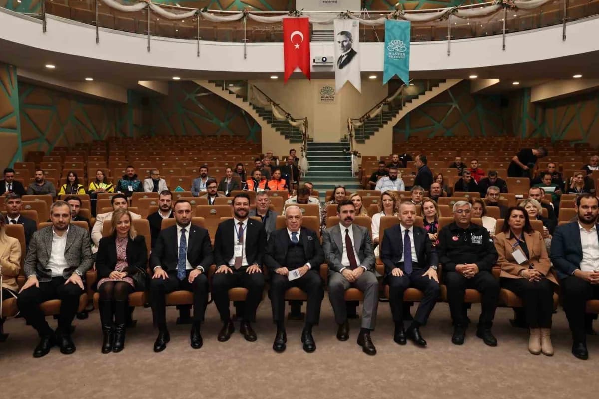 Nilüfer’de düzenlenen İRAP Çalıştayı’nda akademisyenler ve yerel yönetim temsilcileri toplantı yapıyor