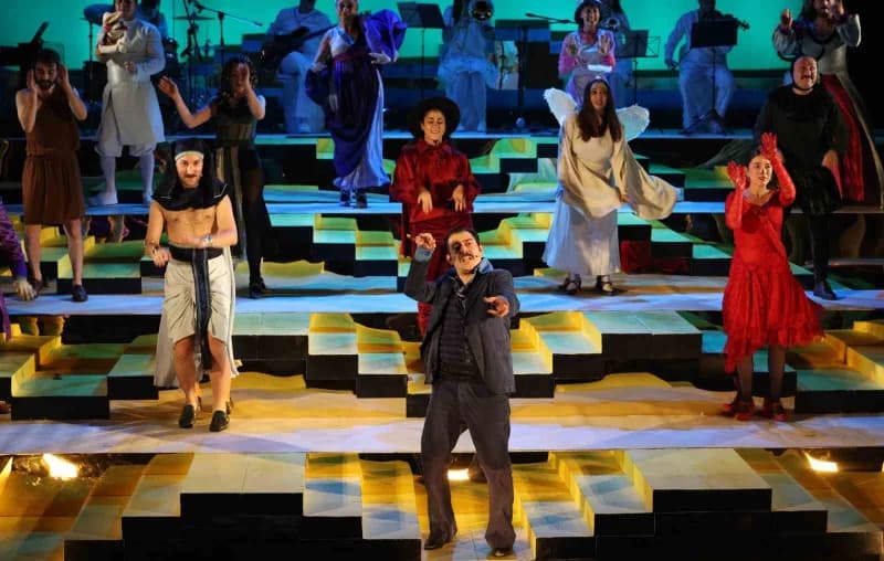 Nilüfer Kent Tiyatrosu, yeni Tiyatro sezonuna Nâzım Hikmet Kültürevi’nde sahnelenen "Lüküs Hayat" ile başladı.