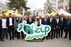 Nizip Zeytin Festivali açılışında konuşan Gaziantep Büyükşehir Belediye Başkanı Fatma Şahin ve