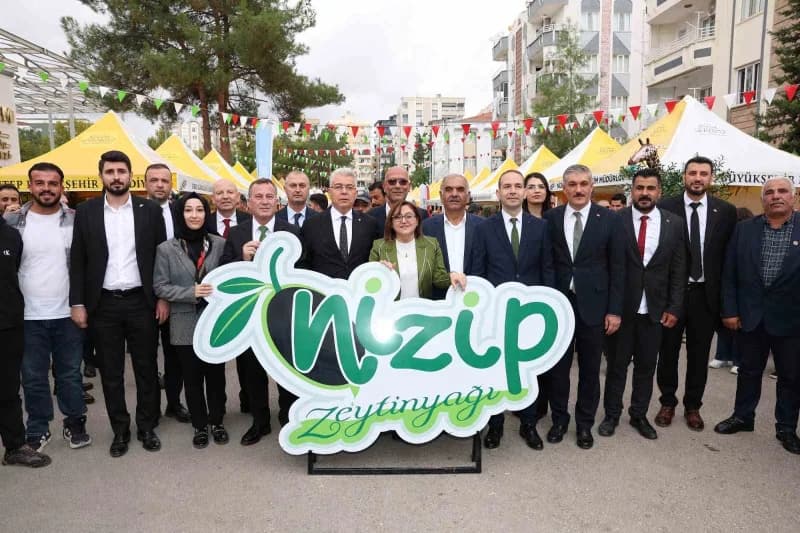 Nizip Zeytin Festivali açılışında konuşan Gaziantep Büyükşehir Belediye Başkanı Fatma Şahin ve