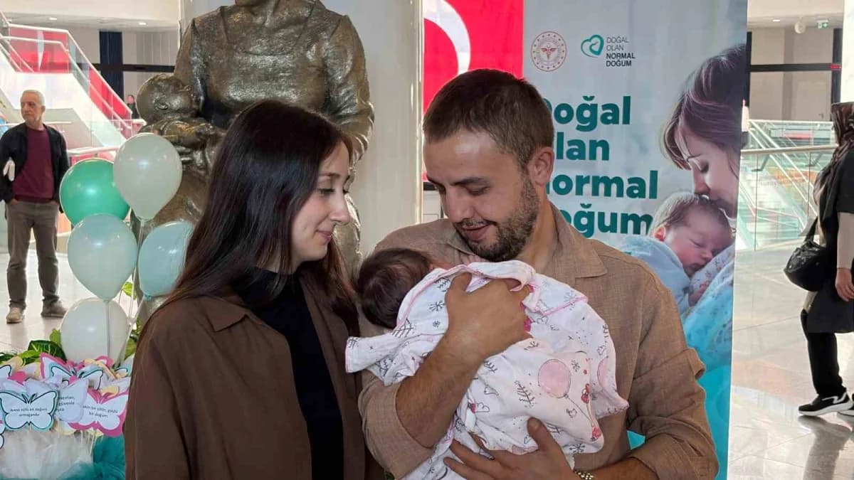 Ankara Bilkent Şehir Hastanesi Kadın Doğum Hastanesi önünde normal doğum bilgilendirme standı
