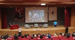 Atlas Üniversitesi'nde düzenlenen Nörofest 2026'da konuşmacılar ve katılımcılar panelde beyin ve nörobilim konularını ta