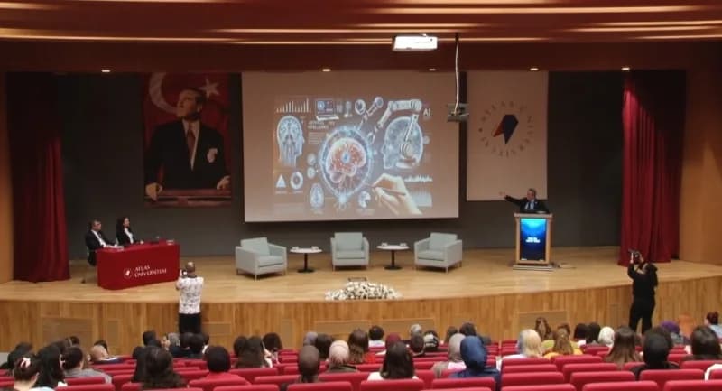 Atlas Üniversitesi'nde düzenlenen Nörofest 2026'da konuşmacılar ve katılımcılar panelde beyin ve nörobilim konularını ta