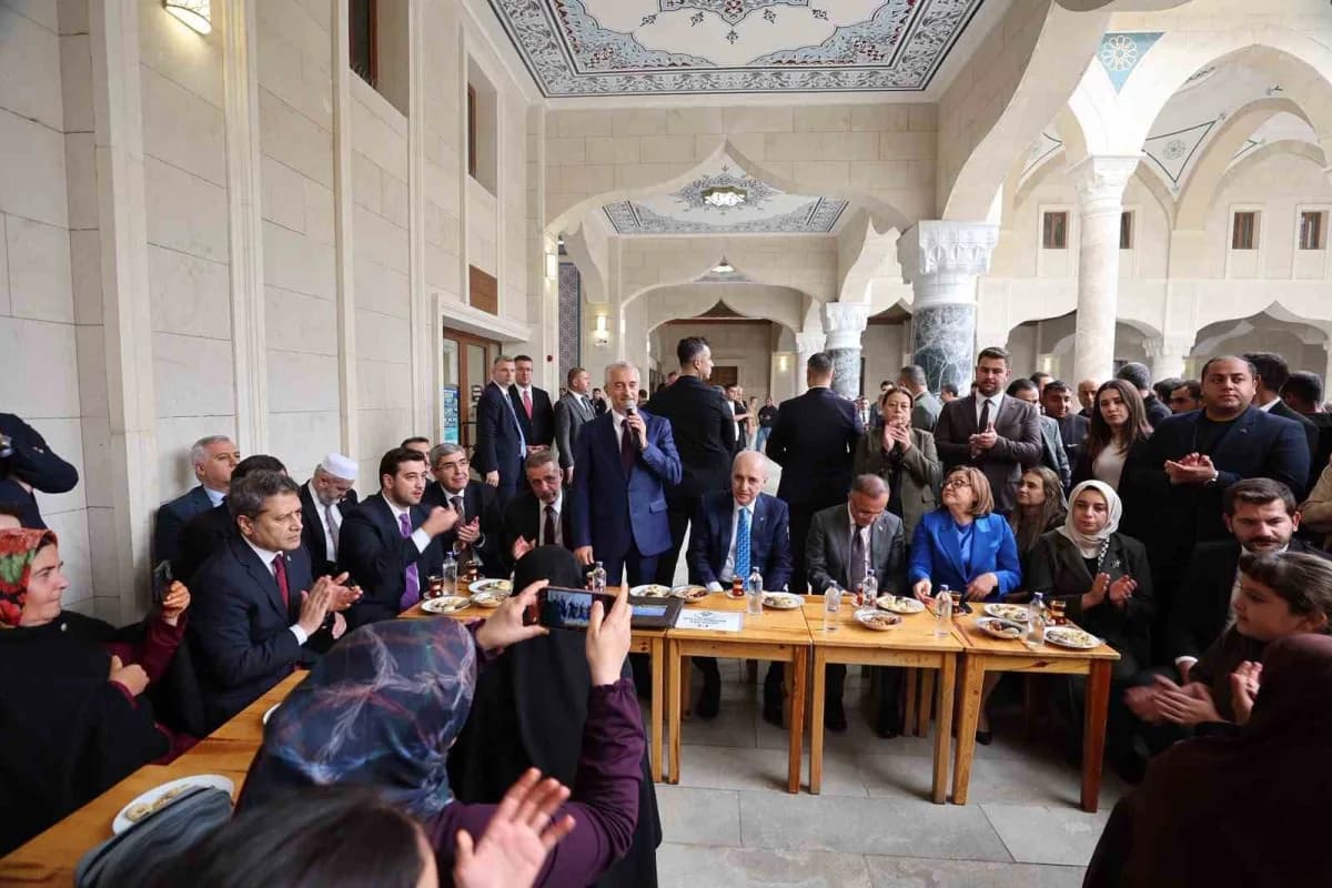 TBMM Başkanı Numan Kurtulmuş ve Şahinbey Belediye Başkanı Mehmet Tahmazoğlu Şahinbey Millet Camii ve Külliyesi’nde vatan