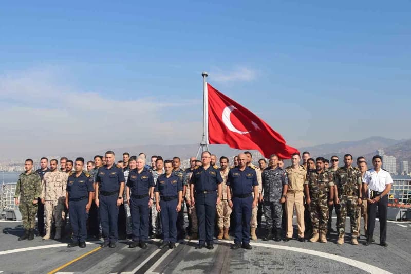 NUSRET-2026 Davet Tatbikatı kapsamında İzmir Alsancak Limanı’nda demirlemiş TCG SALİHREİS gemisi ve askeri personel