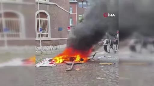 Belçika Liege şehrinde öğrencilerin okul önünde toplandığı ve protesto gösterisi yaptığı an