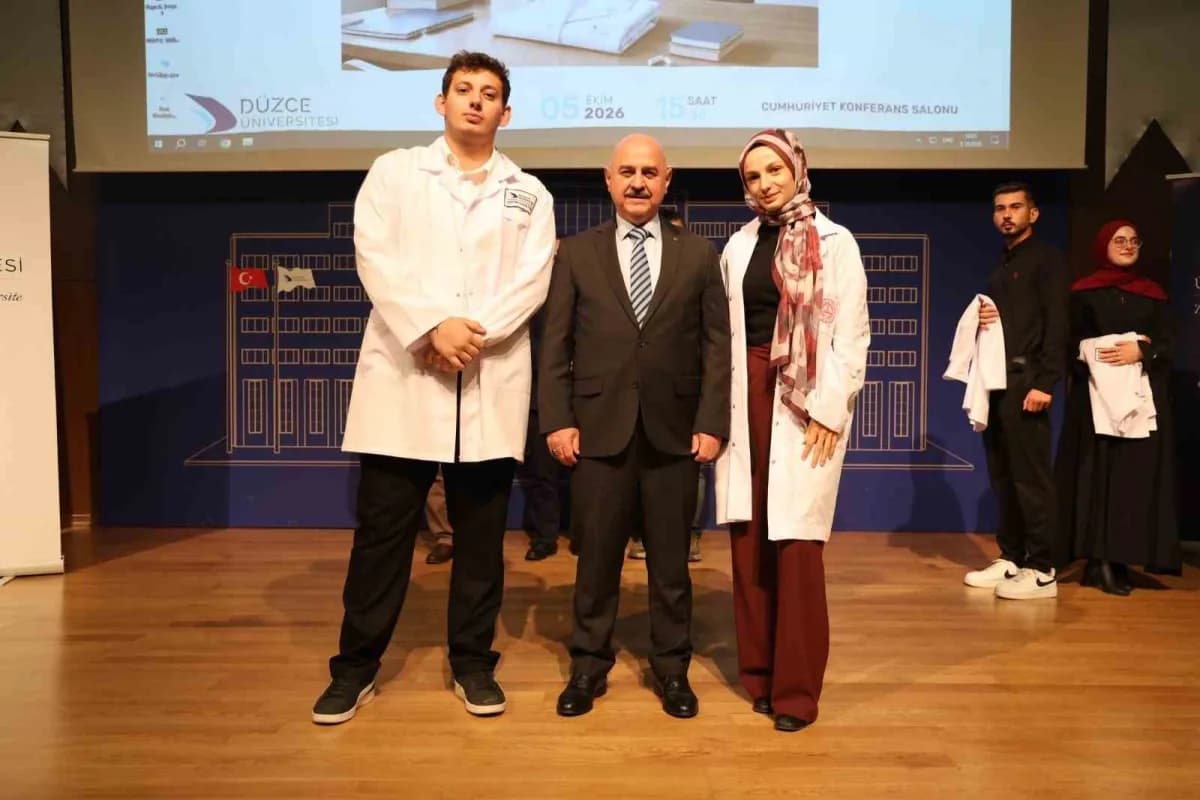 Düzce Üniversitesi Eğitim Fakültesi tarafından düzenlenen "Öğretmen Adayları Önlük Giyme Töreni" cumhuriyet Konferans Sa