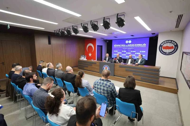 Eğitim-bir-sen, yaklaşık 8 bin öğretmen, öğrenci ve velinin katılımıyla gerçekleştirdiği ‘Güvenli Ok