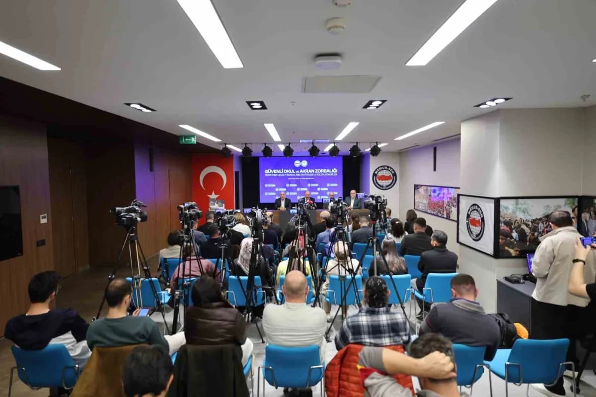 Eğitim-bir-sen, yaklaşık 8 bin öğretmen, öğrenci ve velinin katılımıyla gerçekleştirdiği ‘Güvenli Ok