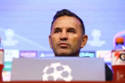 Galatasaray Teknik Direktörü Okan Buruk basın toplantısında açıklama yapıyor