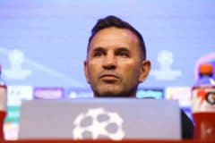 Galatasaray Teknik Direktörü Okan Buruk basın toplantısında açıklama yapıyor