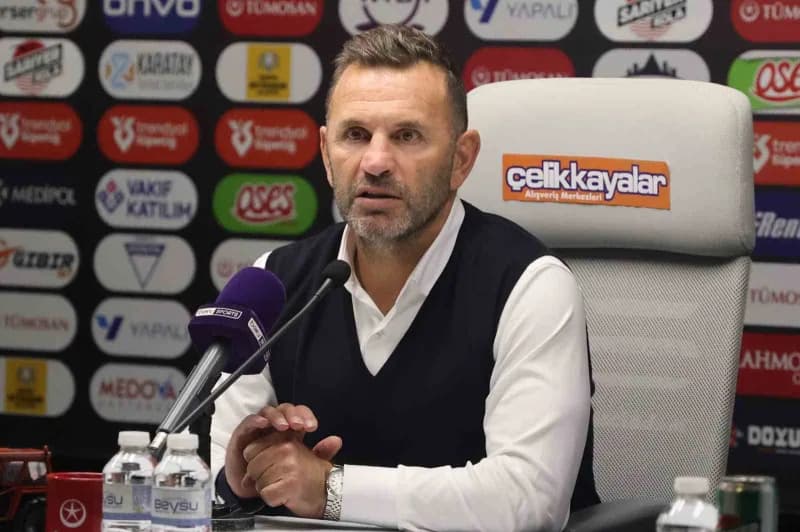 Okan Buruk basın toplantısında açıklama yaparken