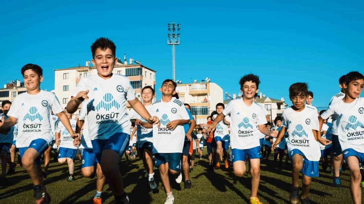 90'dan fazla okulda 12 bini aşkın öğrenci, sporcu, öğretmen ve antrenöre malzeme ve ulaşım imkânı sağlandı.