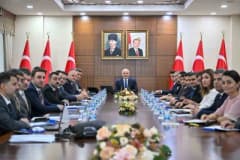 Diyarbakır Valiliğinde okul güvenliği toplantısı sırasında Vali Murat Zorluoğlu ve yetkililer