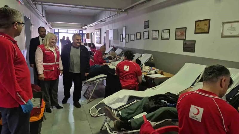 Düzce'de okul koridorlarına kurulan yataklarda veliler kan verdi, öğrenciler ise sınıfta ders yaptı.