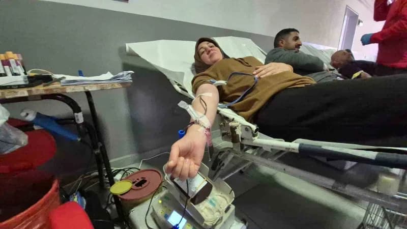 Düzce'de okul koridorlarına kurulan yataklarda veliler kan verdi, öğrenciler ise sınıfta ders yaptı.
