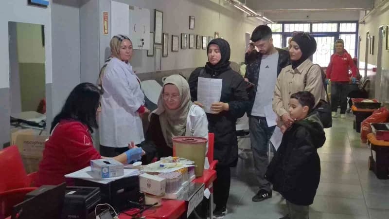 Düzce'de okul koridorlarına kurulan yataklarda veliler kan verdi, öğrenciler ise sınıfta ders yaptı.