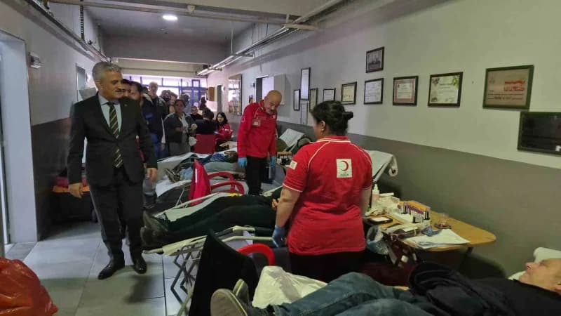 Düzce'de okul koridorlarına kurulan yataklarda veliler kan verdi, öğrenciler ise sınıfta ders yaptı.