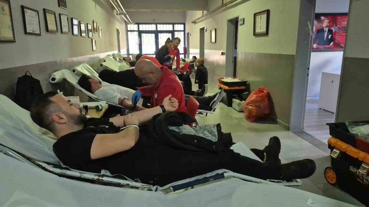 Düzce'de okul koridorlarına kurulan yataklarda veliler kan verdi, öğrenciler ise sınıfta ders yaptı.