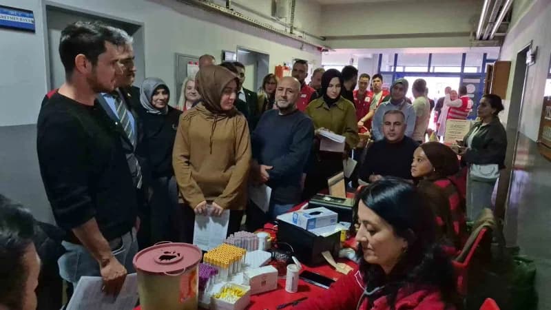 Düzce'de okul koridorlarına kurulan yataklarda veliler kan verdi, öğrenciler ise sınıfta ders yaptı.