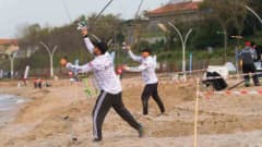 Kocaeli Kandıra’da 9. Uluslararası Balık Yakalama Yarışmasında sporcular oltalarıyla balık tutuyor
