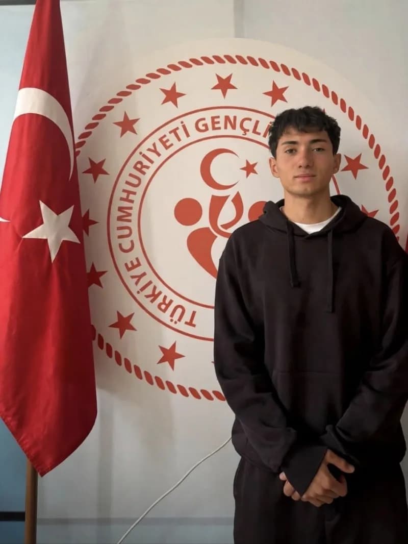 Aşkale’nin yetiştirdiği genç atlet Ömer Aslan, uzun yıllar sonra ilçeden çıkan Milli sporculardan biri olmanın gururunu