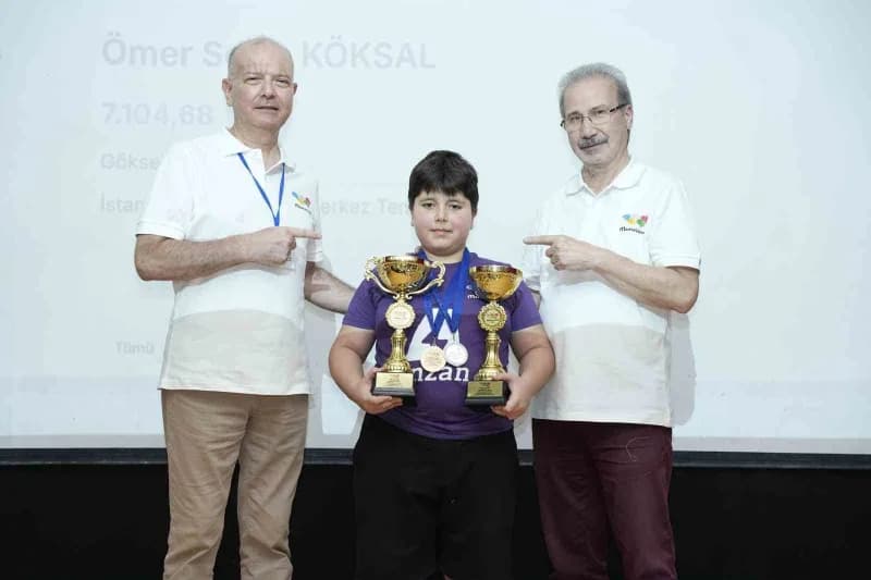 İhlas Koleji öğrencisi Ömer Selim Köksal MEMORIAD Beyin Olimpiyatları’nda ödül alırken