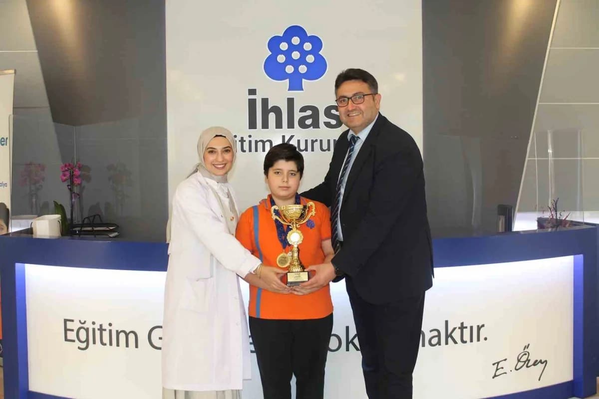 İhlas Koleji öğrencisi Ömer Selim Köksal, 11 Yaş Kategorisi’nde Türkiye 1’incisi, tüm Yaş gruplarının yer aldığı Genel K