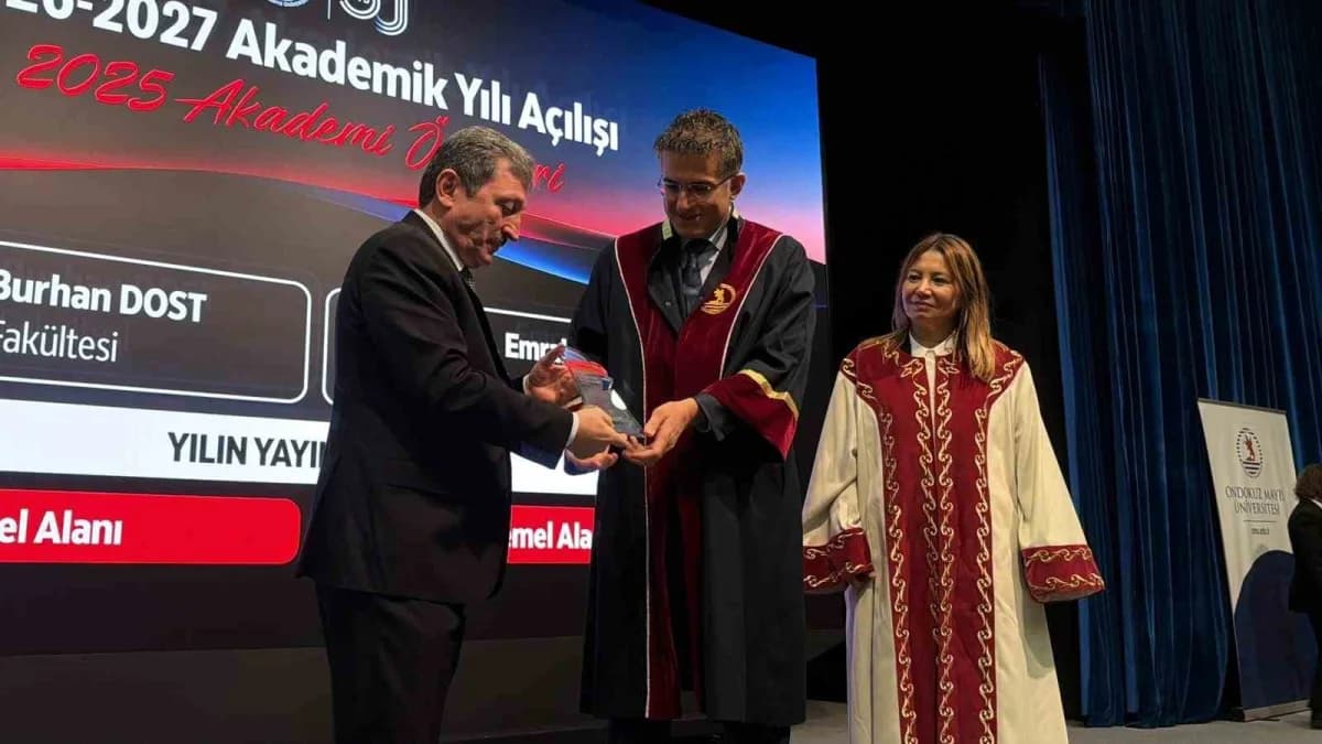 Ondokuz Mayıs Üniversitesi 2026-2027 Akademik Yılı açılış töreninden protokol üyeleri ve akademisyenler