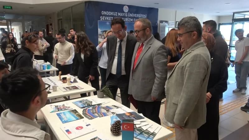 Ondokuz Mayıs Üniversitesi Bafra yerleşkesinde düzenlenen UYUMFEST’26 etkinliğinden öğrenciler ve tanıtım stantları