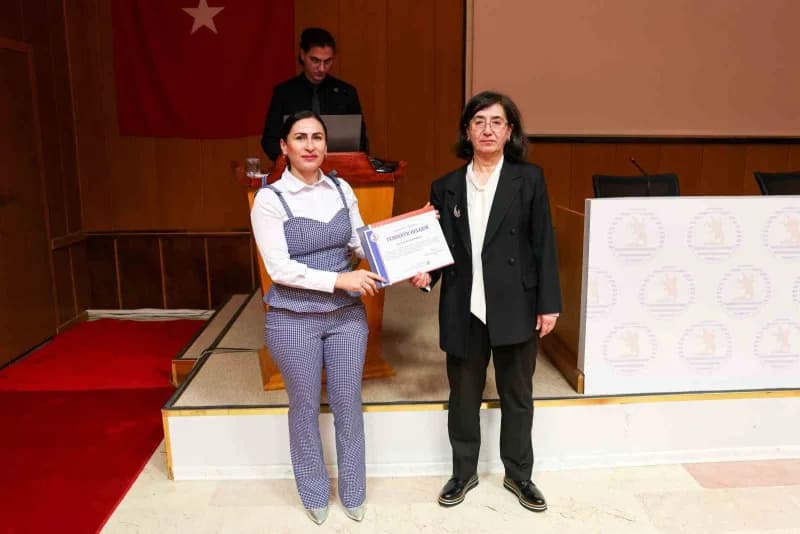 Program, Prof. Dr. Serpil Sürmeli’ye teşekkür belgesi takdim edilmesi ve hatıra fotoğrafı çekiminin