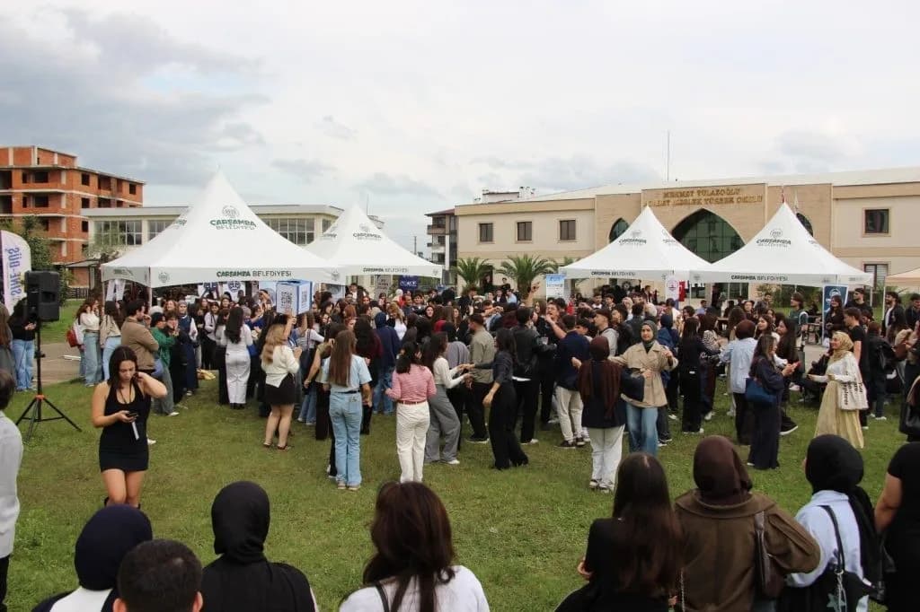 Ondokuz Mayıs Üniversitesi Mustafa Kemal Güneşdoğdu Kampüsü’nde düzenlenen MKG Uyum Fest’26 etkinliğinden öğrenciler ve