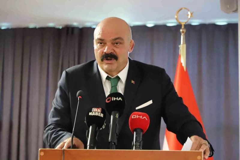 Milli güreşçi Mahmut Demir, açılışta konuşma yaptı.