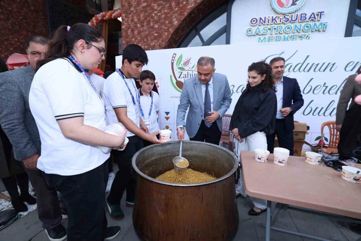 Dev kazanlarda hazırlanan pekmez ve hedikler ziyaretçilere ücretsiz ikram edildi