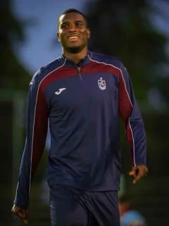 Paul Onuachu, Trabzonspor formasıyla Samsunspor maçında top sürerken