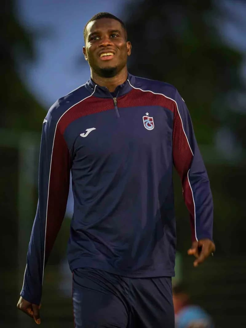 Paul Onuachu, Trabzonspor formasıyla Samsunspor maçında top sürerken