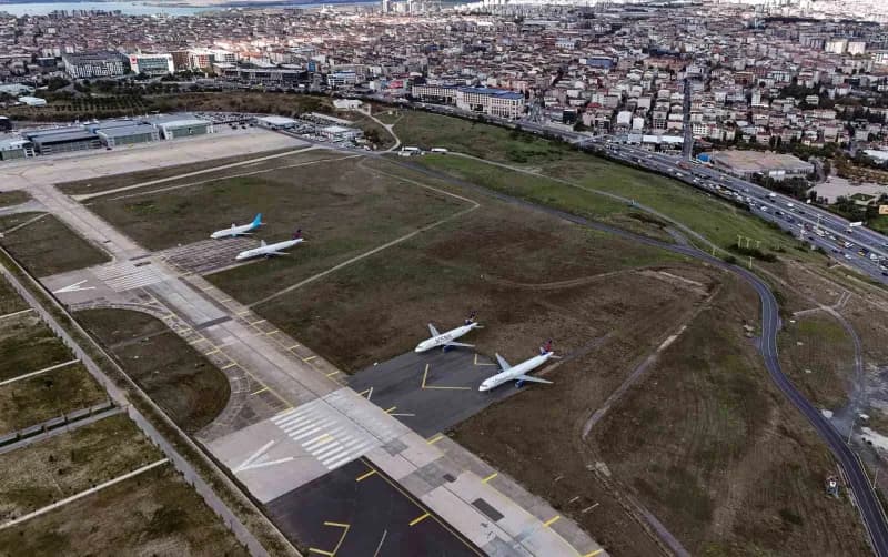 İflas eden Onur Air uçaklarının motorları sökülmüş, kapıları açık ve kokpit camları hasarlı halde Atatürk Havalimanı apr