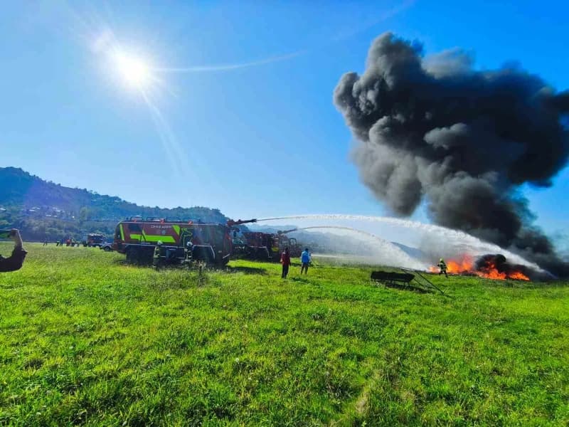 Ordu-Giresun Havalimanı’nda uçak kazası ve yangın tatbikatı sırasında müdahale eden ARFF ekipleri