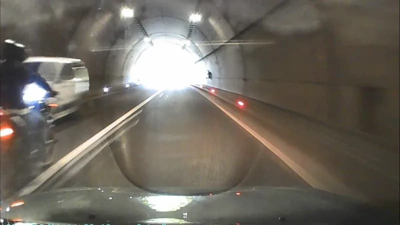 Ordu'da trafikte seyir halindeyken karşı şeride geçerek trafiği tehlikeye sokan motosiklet sürücüsü, 2 otomobilin arasın