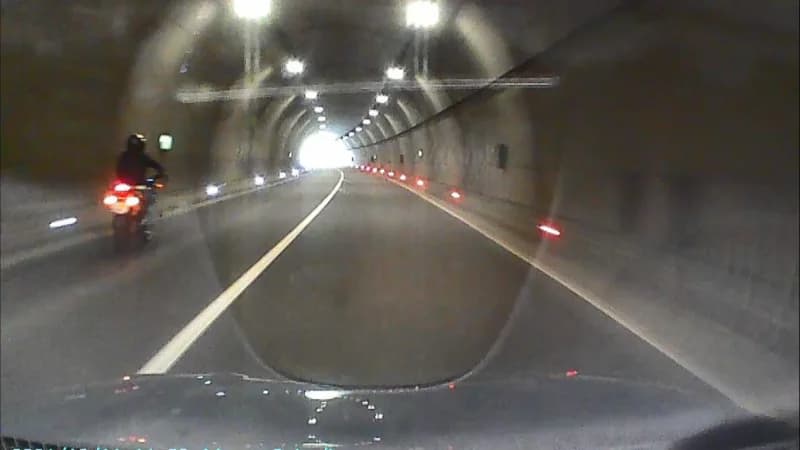 Ordu'da trafikte seyir halindeyken karşı şeride geçerek trafiği tehlikeye sokan motosiklet sürücüsü, 2 otomobilin arasın
