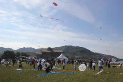 Ordu Perşembe Yason Burnu’nda uçurtma uçuran yaklaşık 600 ilkokul öğrencisi ve renkli uçurtmalar