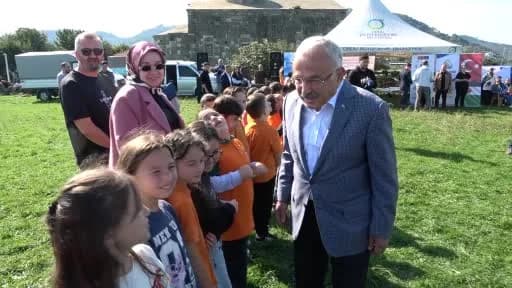 Ordu Perşembe Yason Burnu’nda çocuklar rengarenk uçurtmalarla gökyüzünü süslerken eğleniyor